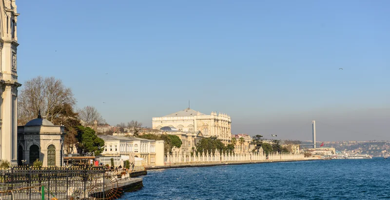 Dolmabahçe kıyısının panoraması